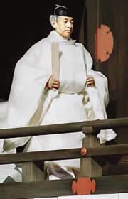 Император Акихито в традиционной одежде во время одного из синтоистских ритуалов